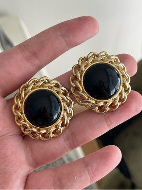 Vintage Gay Boyer Round Black Glass Cabochon Interlocking Chain Clip-On Earrings